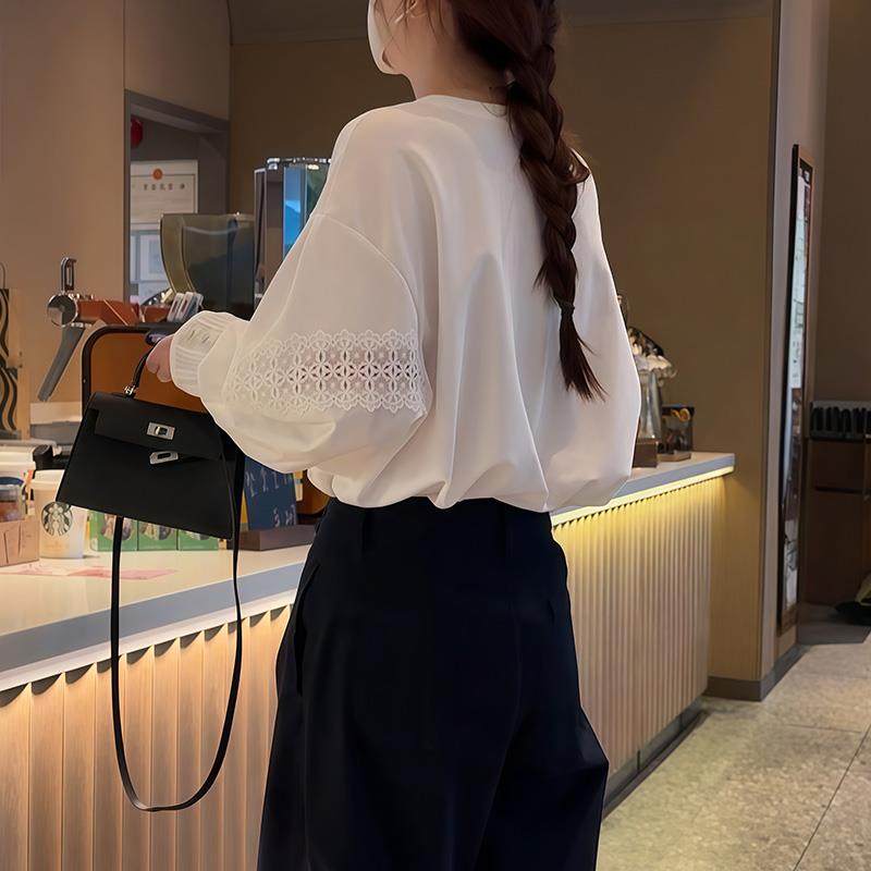 ROUMIKL白色蕾丝钩花拼接卫衣女2025秋设计感小众宽松圆领灯笼袖T