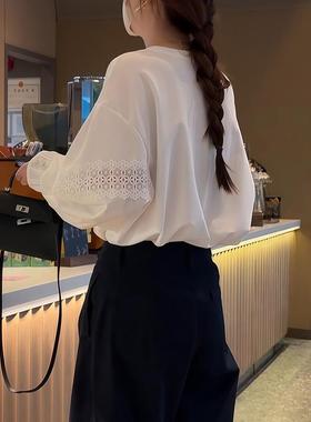 ROUMIKL白色蕾丝钩花拼接卫衣女2025秋设计感小众宽松圆领灯笼袖T