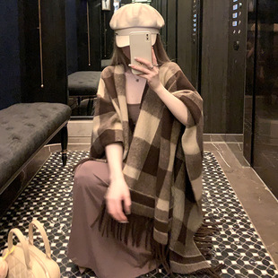 网红仿羊绒披肩女士流苏格子开衫大码披风毛呢外套斗篷披肩围巾