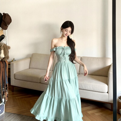 薄荷奶绿吊带连衣裙2026新款女夏季法式温柔设计感收腰A字长裙子