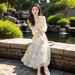 印花连衣裙女夏2026年新款修身显瘦多巴胺开衫吊带碎花长裙两件套