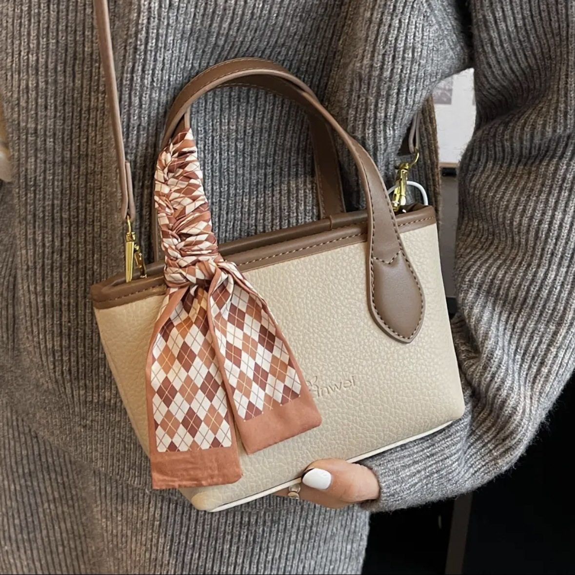 简约202秋冬网红时尚手提单肩女包质感斜挎百搭水桶包通用款女包