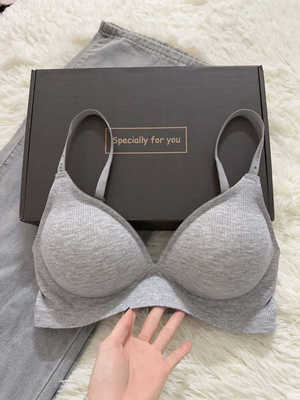 日本内衣无痕深V聚拢慵懒风