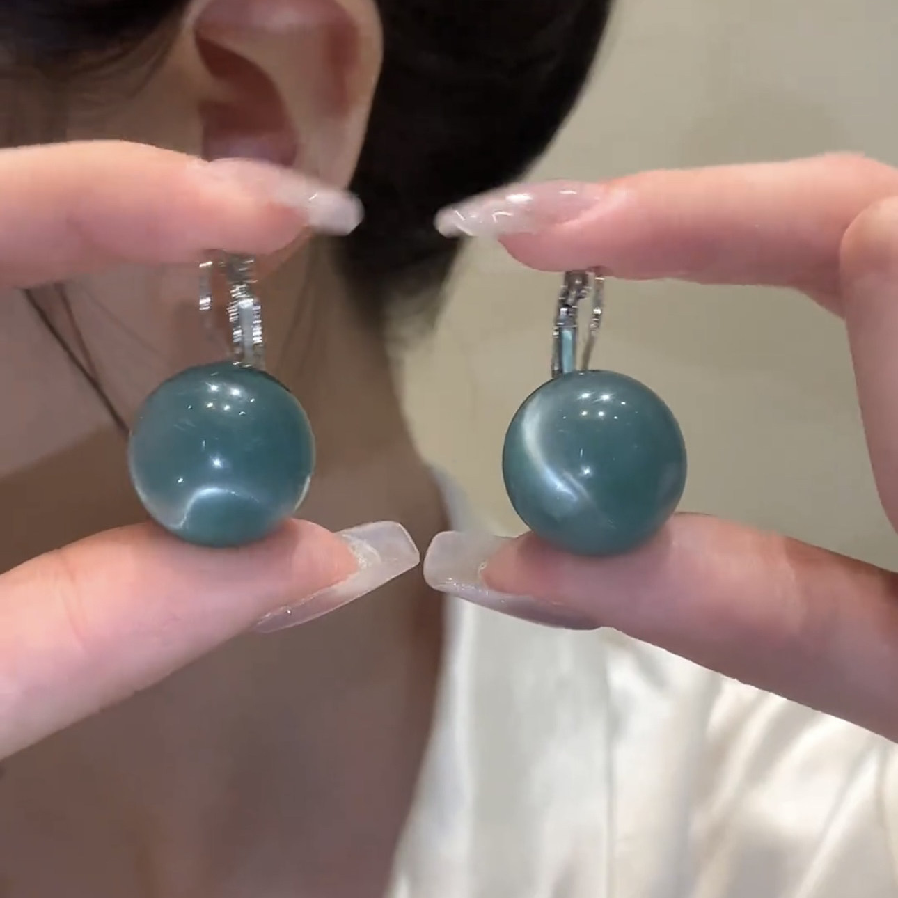 s925银针蓝色猫眼石耳环