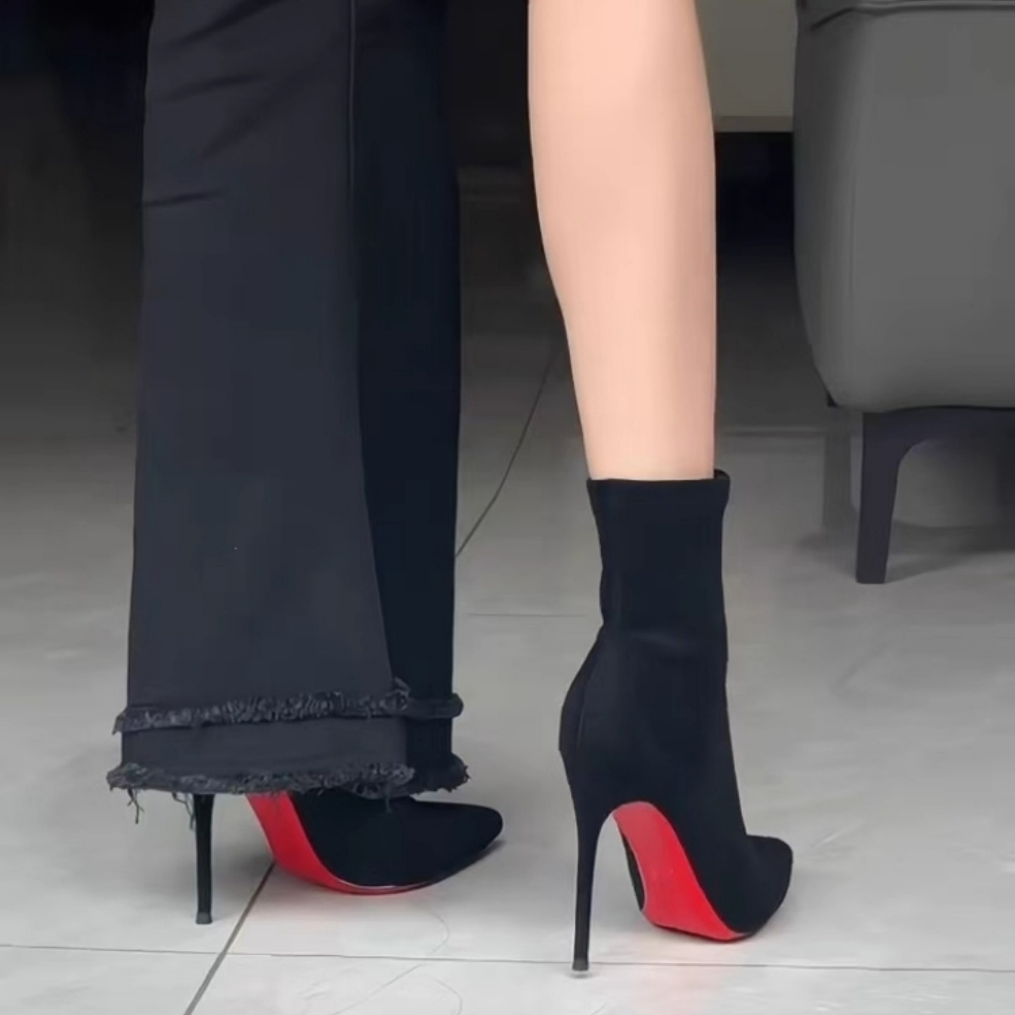 秋冬新款红底尖头细跟弹力袜靴女