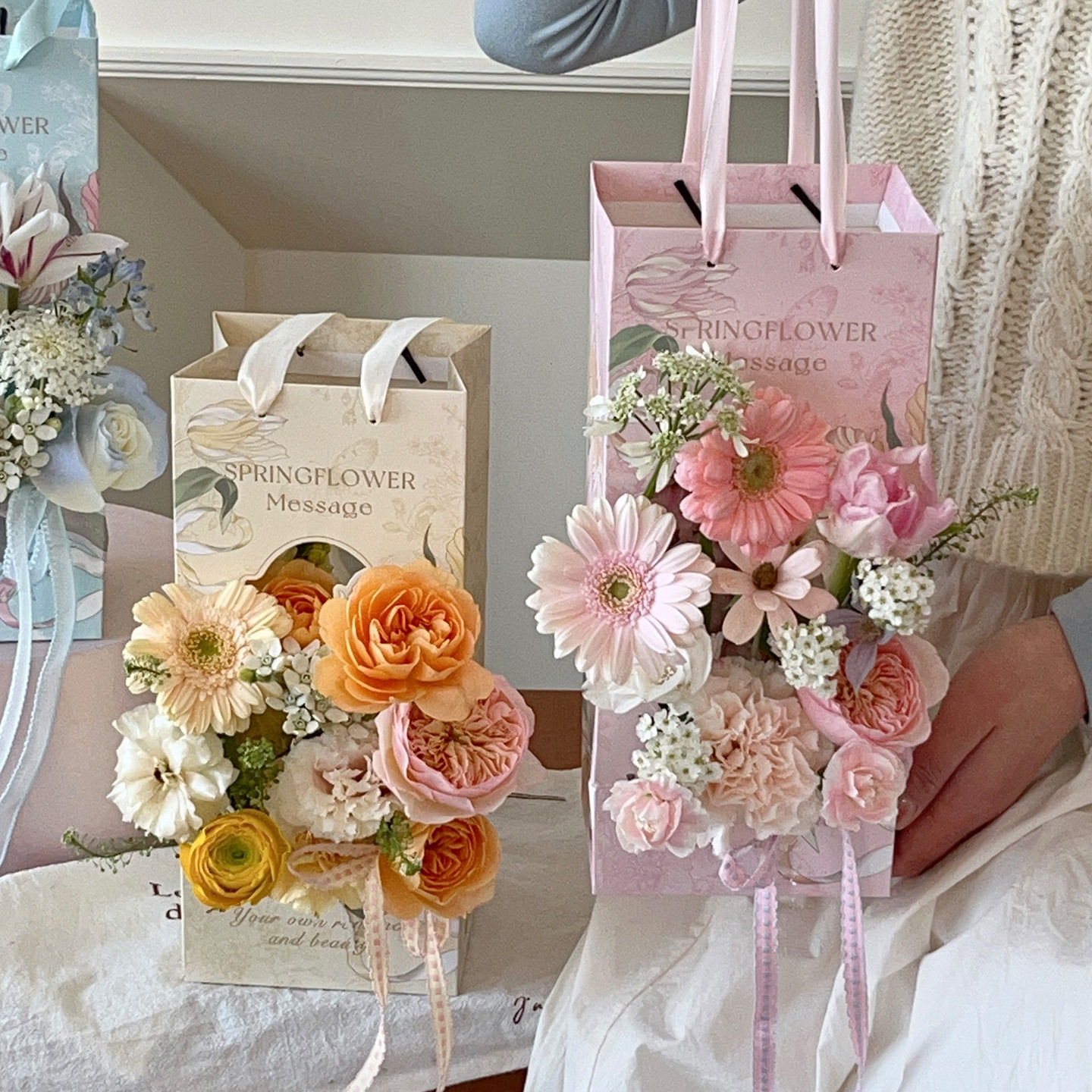 新款简约鲜花包装盒手提插花礼袋小提篮花店花艺材料纸质开窗花盒