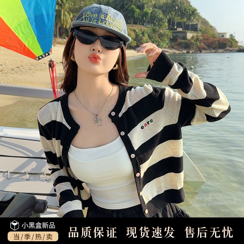 黑白条纹圆领针织开衫女百搭图片