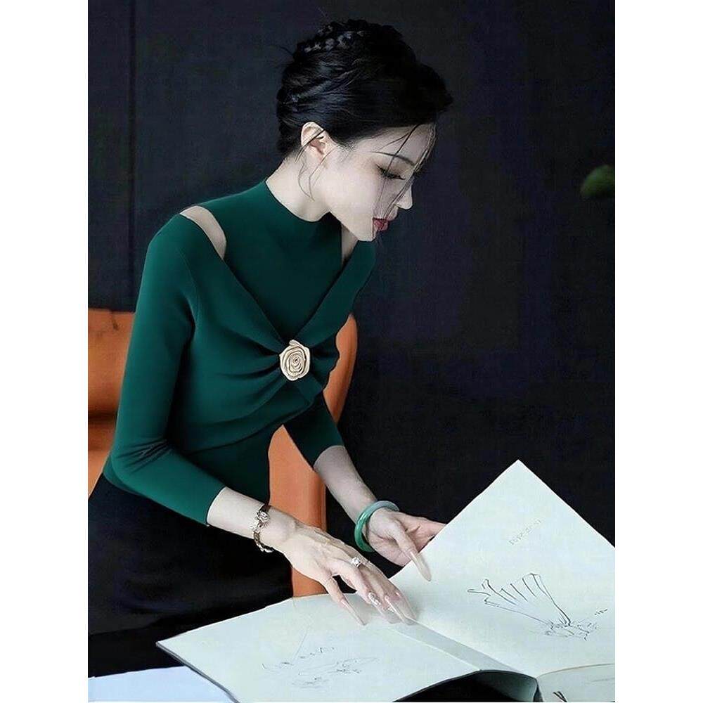 ROUMIKL巨好看墨绿色挂脖露肩针织衫长袖女早秋季新款小个子气质