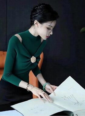 ROUMIKL巨好看墨绿色挂脖露肩针织衫长袖女早秋季新款小个子气质