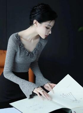 ROUMIKL巨好看灰色立体花朵装饰针织衫女早秋季新款修身显瘦喇叭