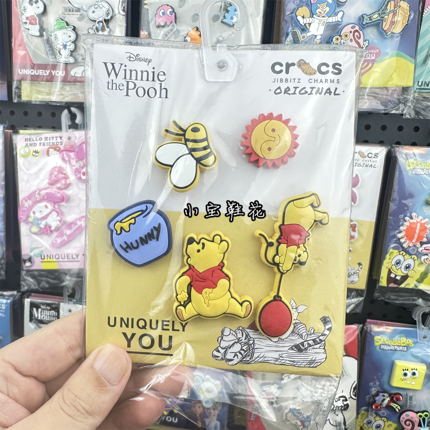 新款Crcos维尼熊卡通趣味鞋扣洞洞鞋花智必星装饰配件卡洛驰饰品图片