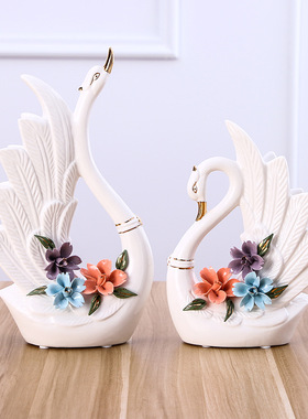 陶瓷天鹅摆件现代实用家居装饰品欧式客厅工艺品创意结婚礼物摆设