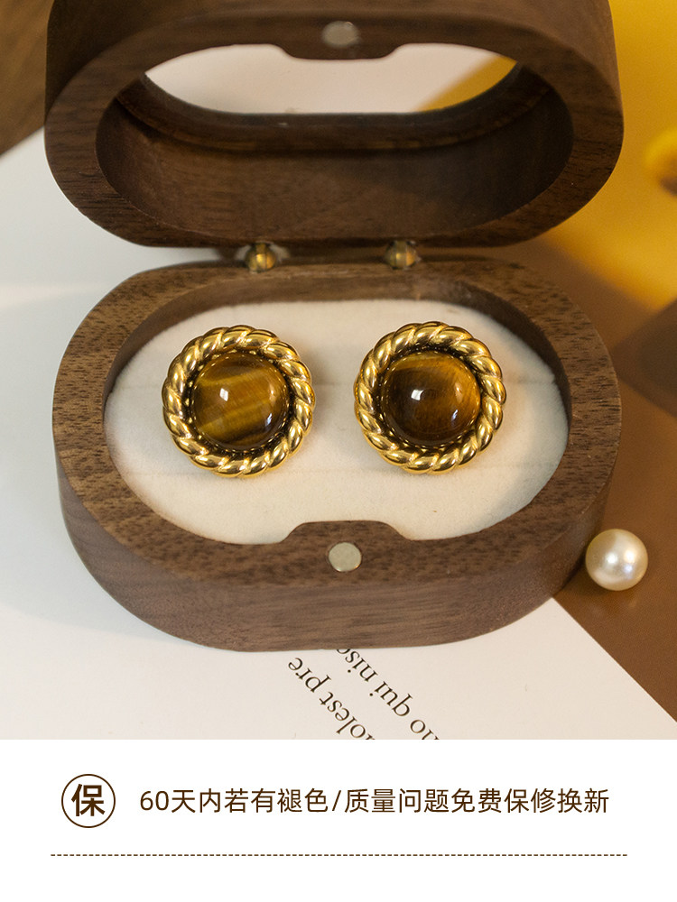 프랑스 틈새 복고풍 작은 향기 스타일 하이 엔드 천연 타이거 아이 스톤 트위스트 버튼 귀걸이 여성을위한 홍콩 스타일 귀걸이