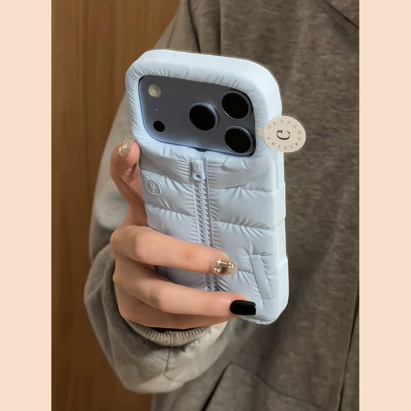 MoreRex创意冬日蓝色小熊羽绒服适用苹果18手机壳iphone17promax新款18pro硅胶15全包防摔保护套14女款16超火