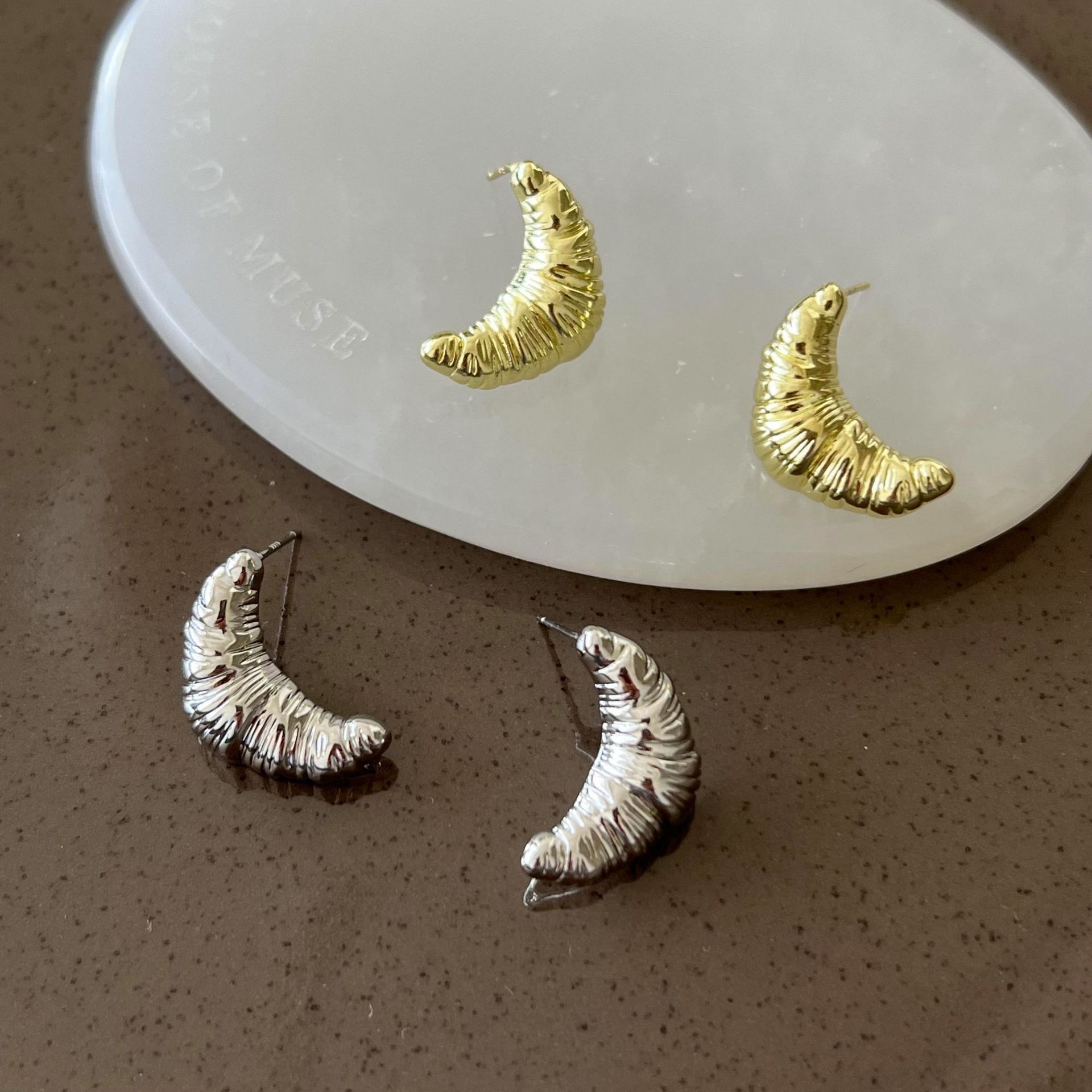 金属月牙牛角包耳钉女2023新款洋气耳环小众设计感冷淡风耳饰