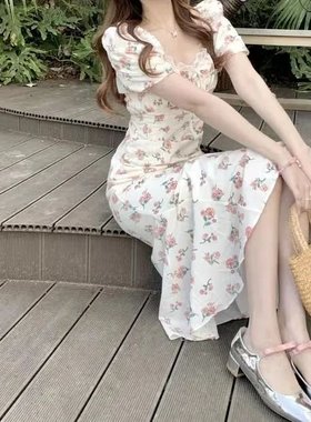 网红温柔森系度假风连衣裙夏季2025方领泡泡袖碎花显瘦中长裙子