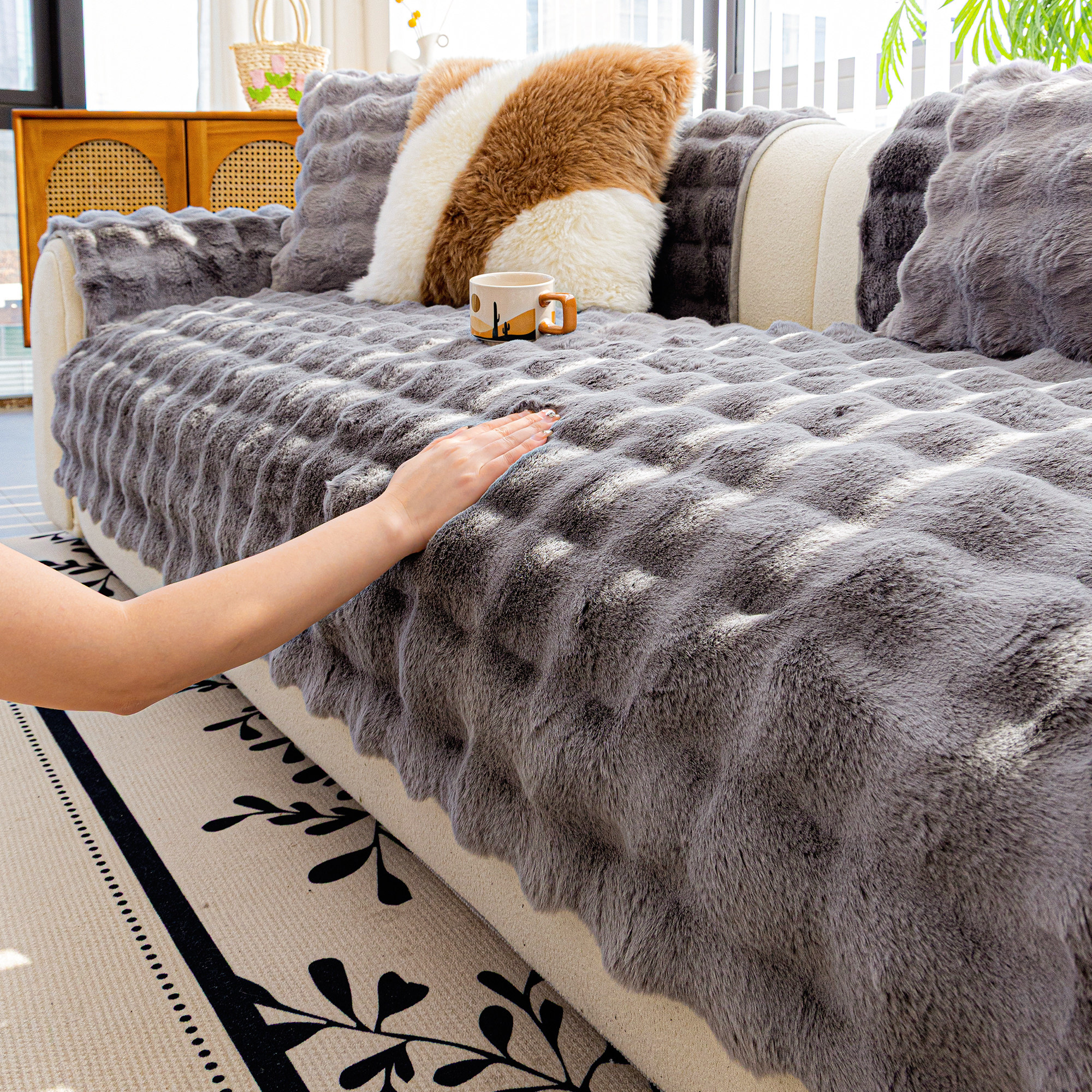 2026新款兔兔绒沙发垫冬季加厚防滑轻奢高级感毛绒坐垫皮沙发盖布