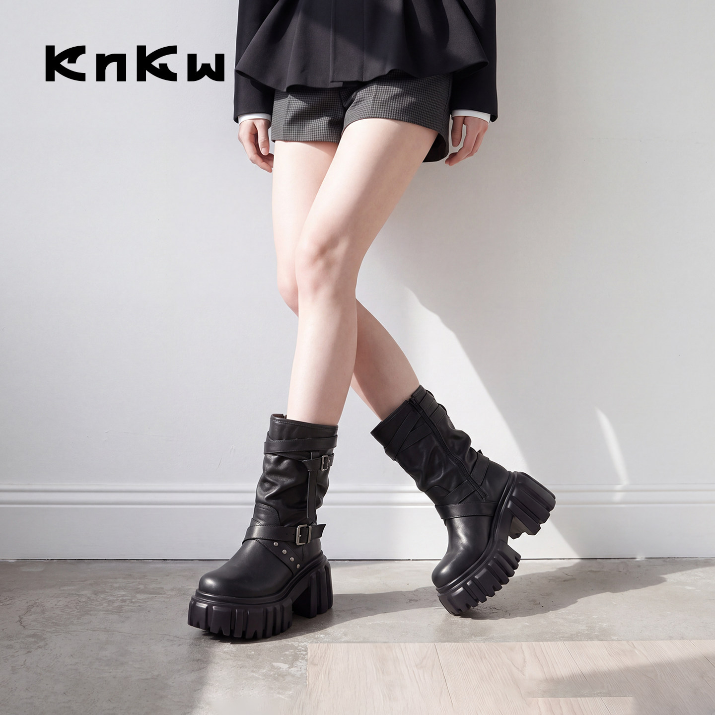 knkw黑色皮带扣增高粗跟女款短靴