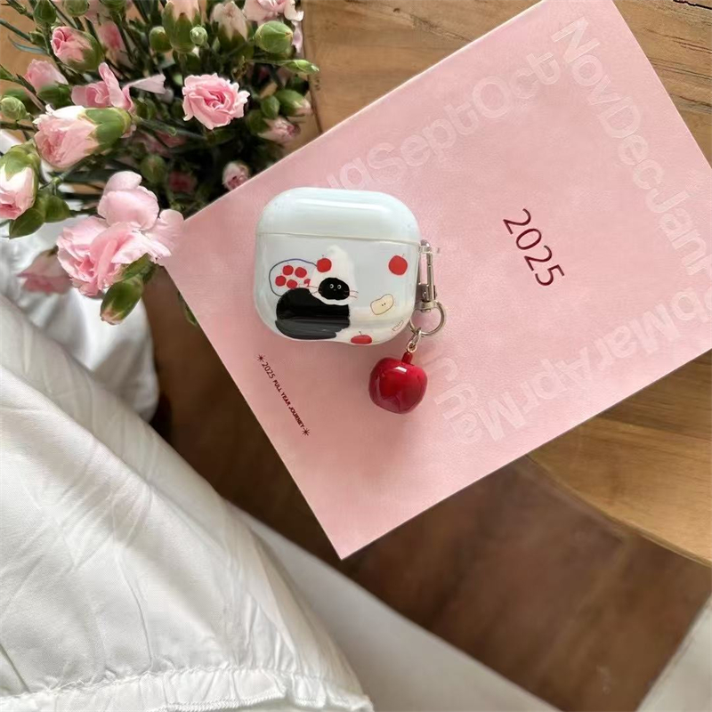韩风ins可爱红苹果小黑猫挂件适用airpods4苹果耳机保护壳airpodspro1/2代无线蓝牙耳机套airpods3代软壳新款