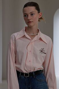 ICYNESS 条纹波浪门襟百合刺绣衬衫