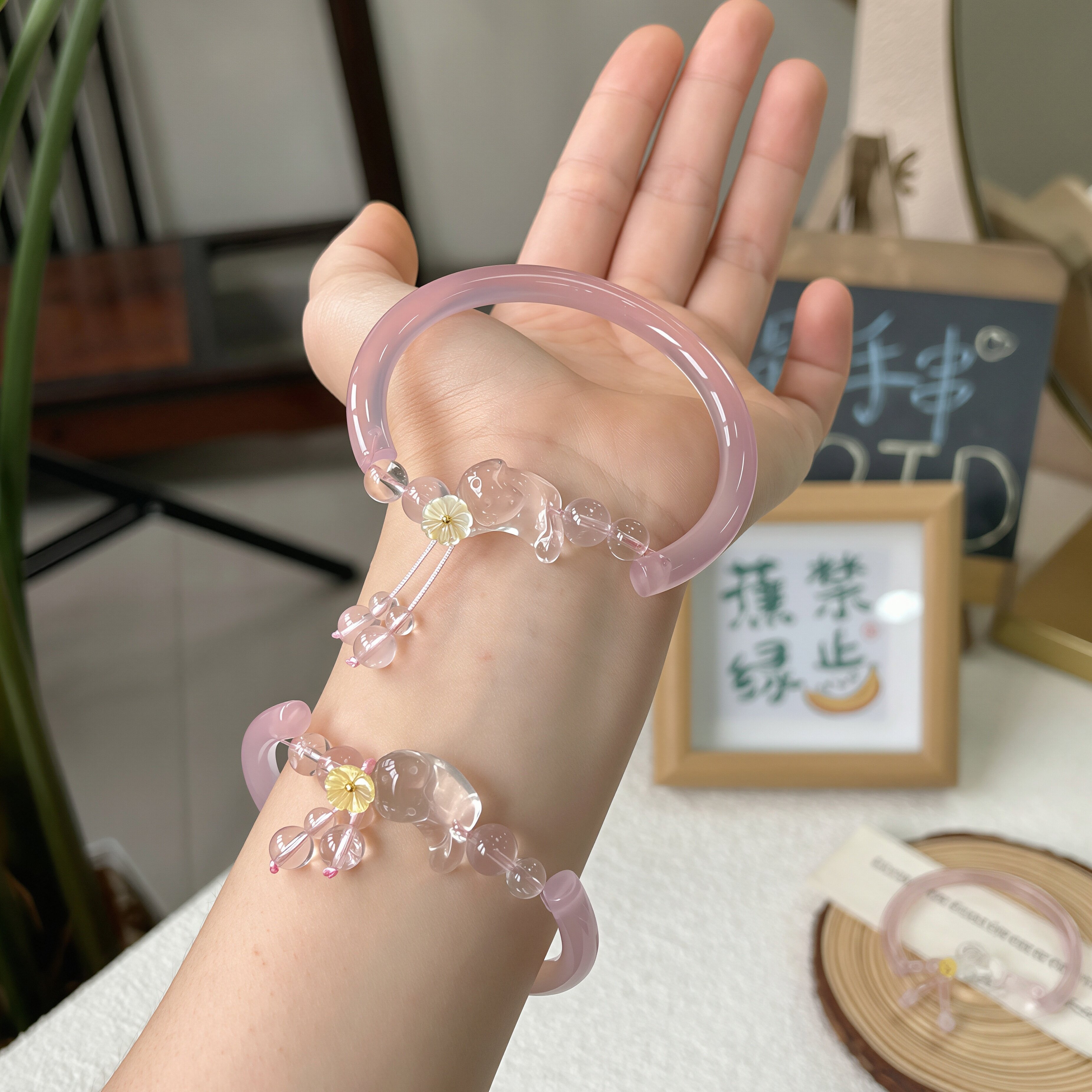 哇哇哇~这也太冰透啦吧！粉玉髓猫条半镯白水晶猫条流苏手镯拎环