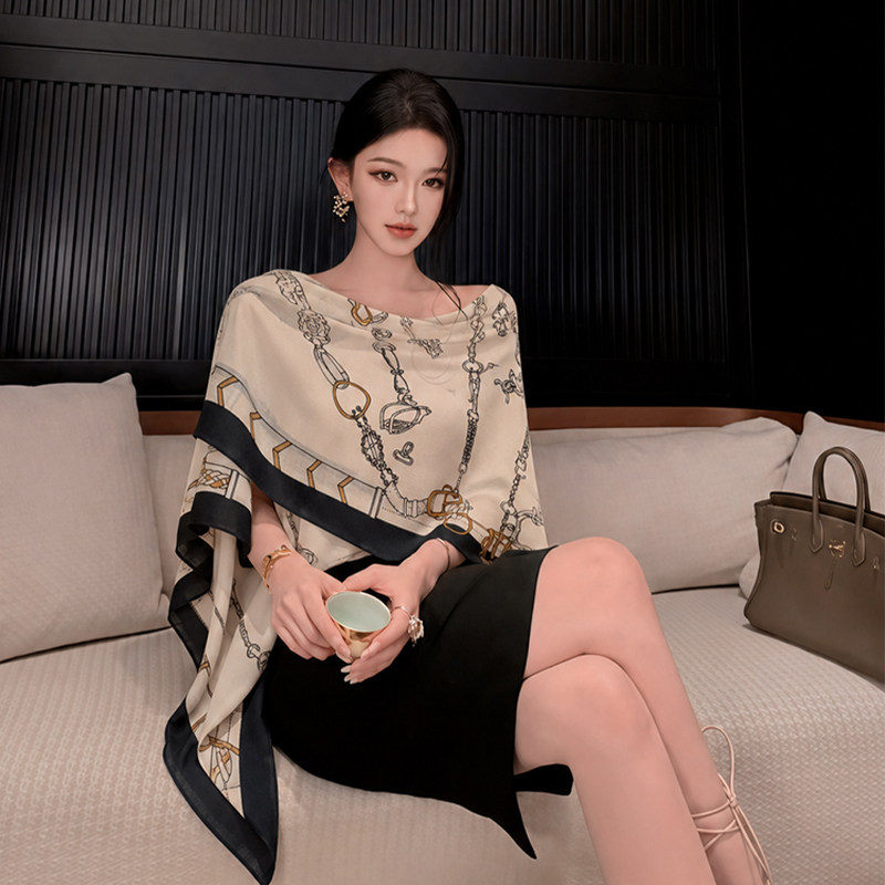 强大女主气场!印花方巾外搭披肩