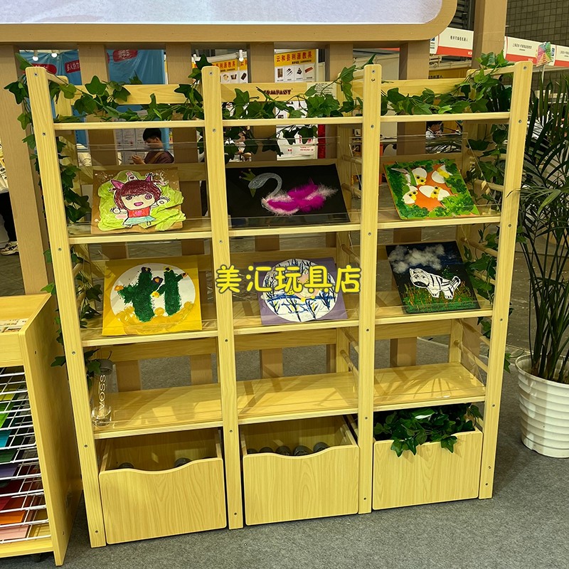 实木作品展示柜美工区手工绘画