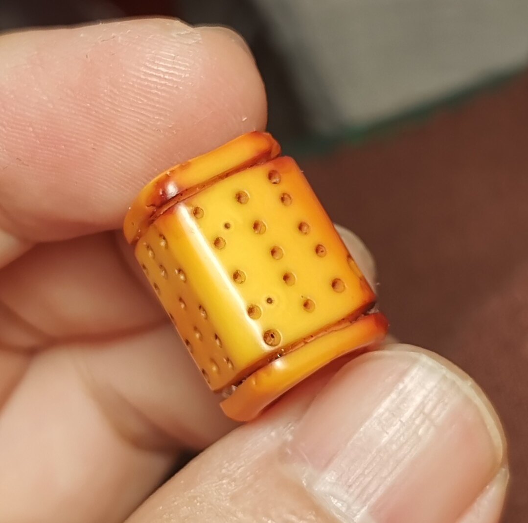 藏系文玩11*12*18mm手工打磨满咒点黄色料器树脂老款式佩珠隔珠款