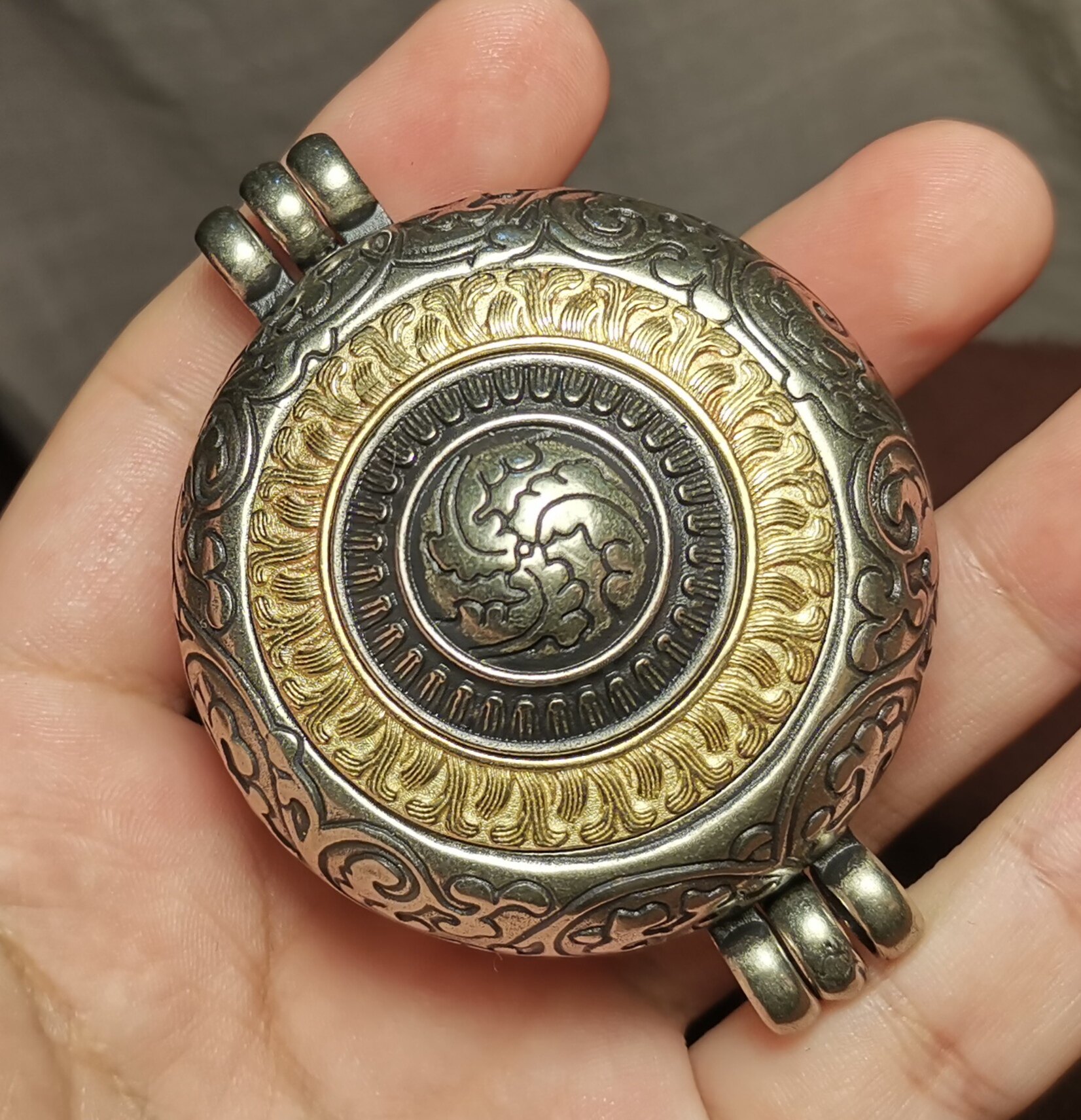 藏系文玩53mm藏银色白铜老款式封闭式大空间噶乌盒装藏挂件吊坠款