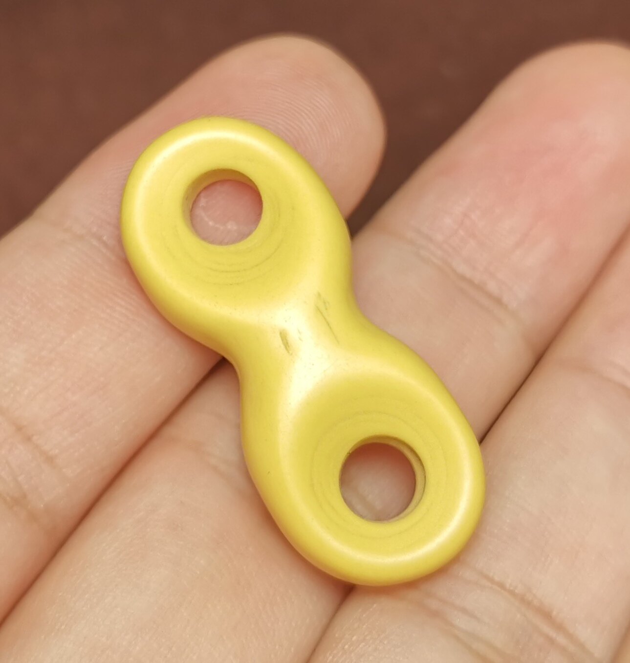 西藏文玩老黄色料器树脂大压痕二饼挂环挂扣双孔道接口环挂件饰品