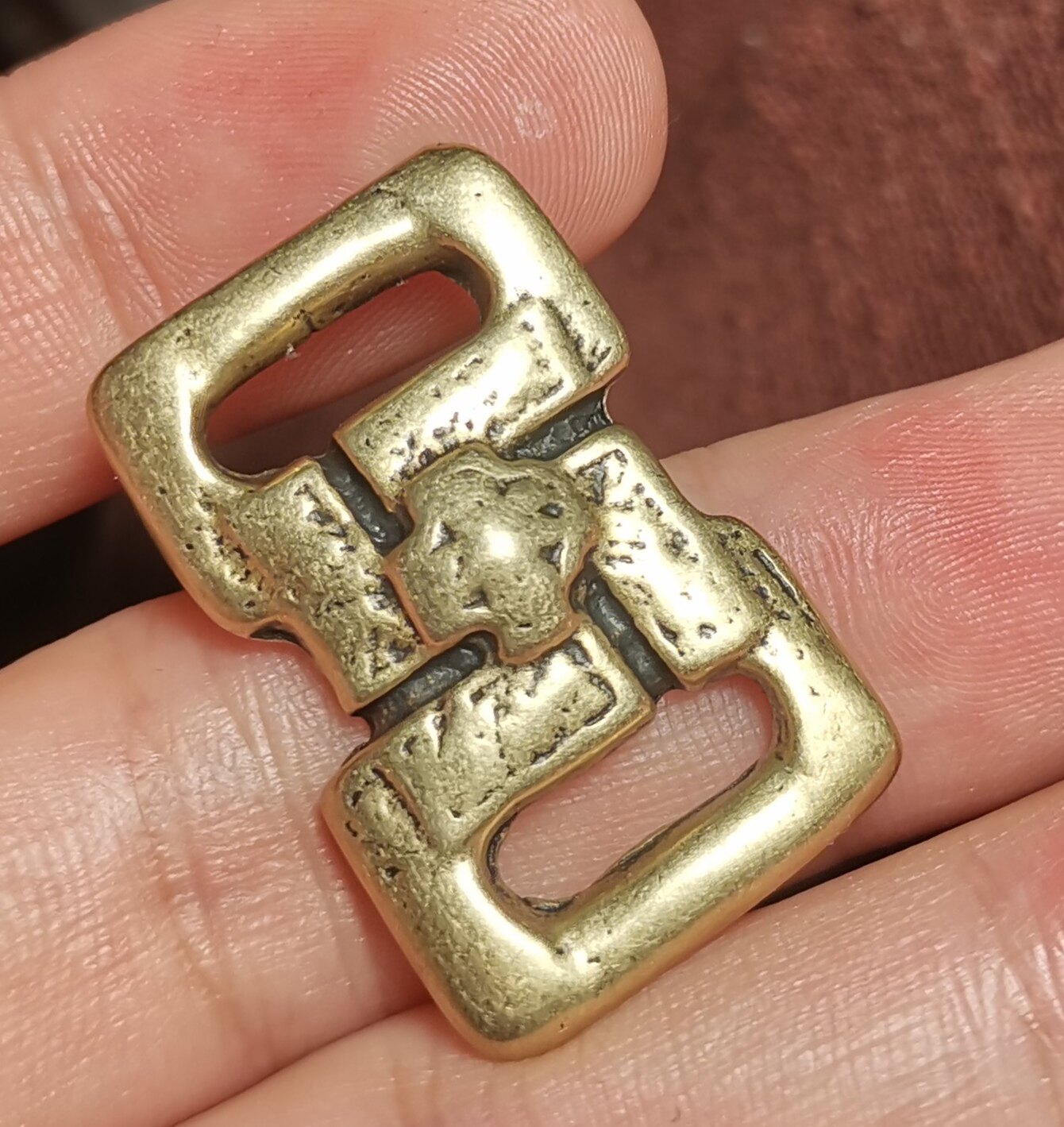 西藏文玩20*31mm黄利马铜老磨损万字杵经书扣挂环挂扣双孔环挂件