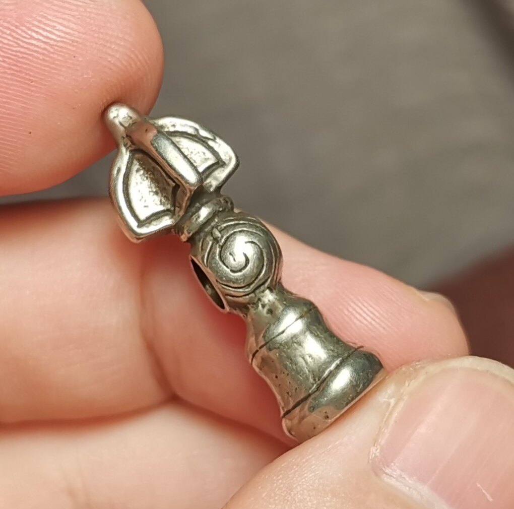 西藏文玩长28mm藏银色白铜做旧老款式金刚铃背云吊坠挂件百搭饰品
