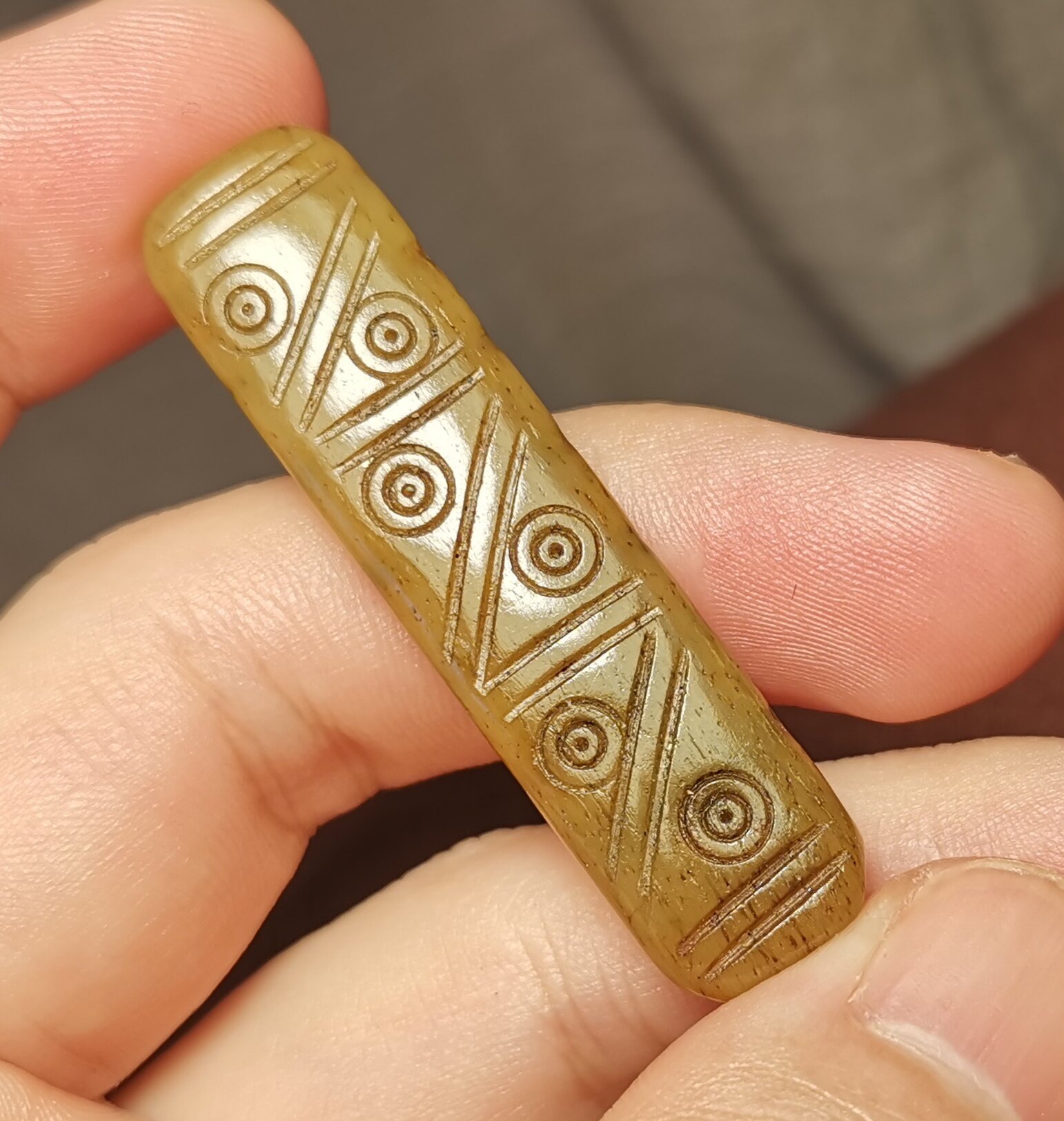 西藏文玩4.8*12*50mm老款式老牦牛骨玉化骨牌八孔道咒点图腾挂件