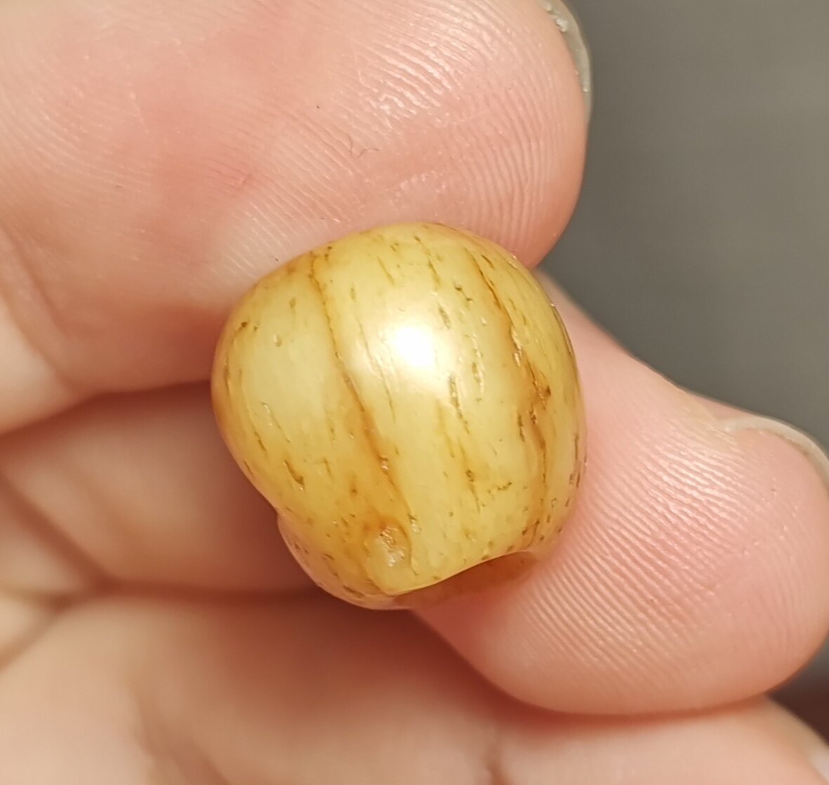 西藏文玩12.5*14mm老款式老牦牛骨玉化灵骨包浆油润一物一图佩珠