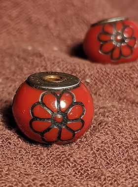 西藏元素15.5mm红色料器铁紫铜镶嵌孔道格桑花图腾百搭佩珠隔珠款