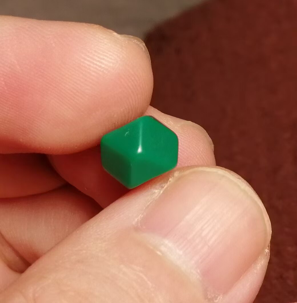 西藏文玩7mm绿色料器树脂手工打磨棱角散珠饰品配饰佩珠隔珠腰珠
