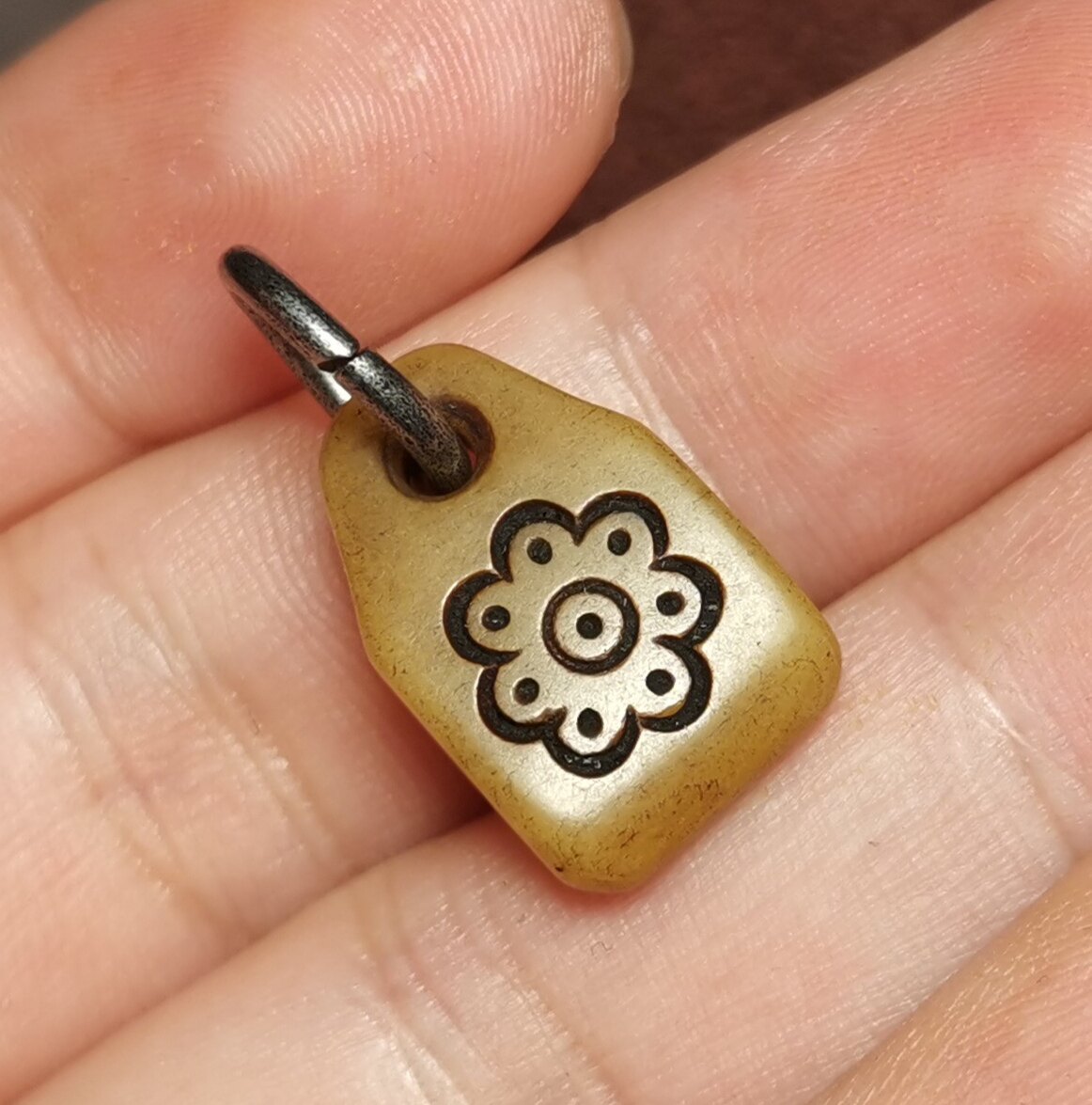 西藏文玩小元素格桑花图腾牦牛骨玉化灵骨手工雕刻卡子滴溜测挂款