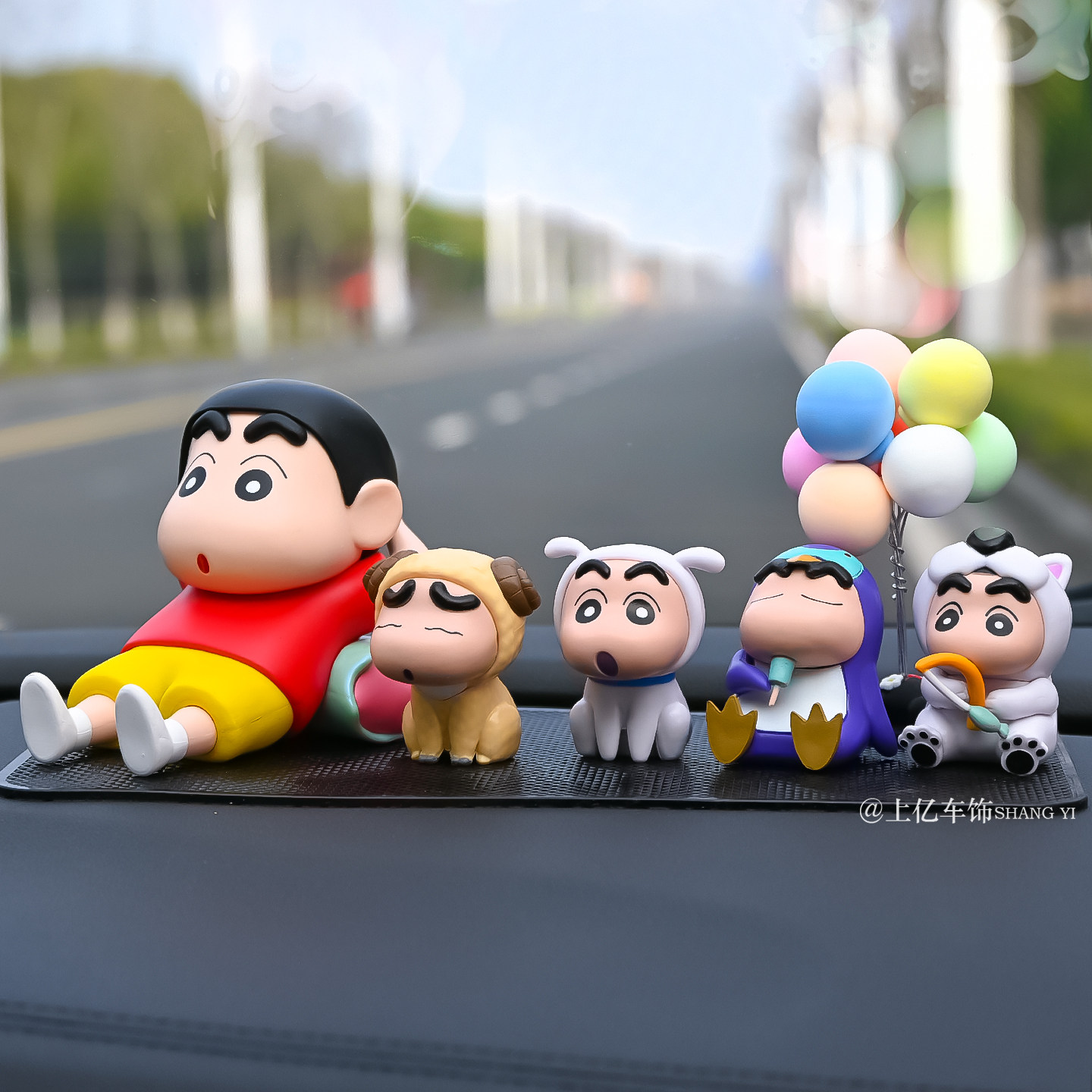新款蜡笔小新车载摆件中控台装饰用品潮玩公仔卡通治愈系汽车手办