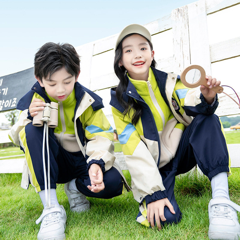 幼儿园园服秋冬装冲锋衣三件套绿色一二年级班服小学生校服套装冬