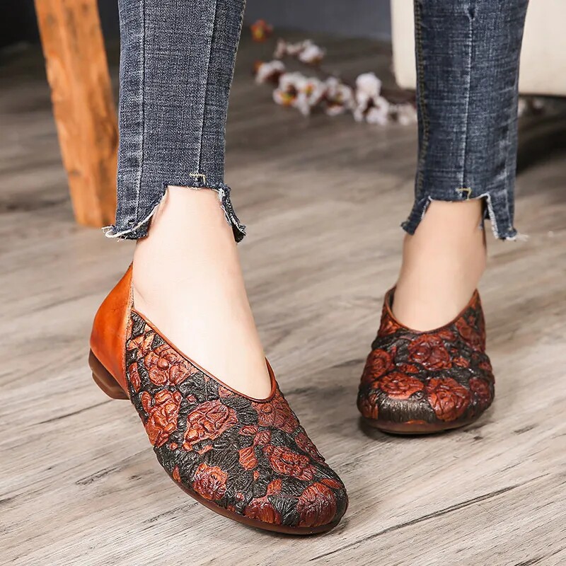 2023年春款流行休闲鞋复古压花皮平底女鞋民族风一脚蹬手工单鞋子