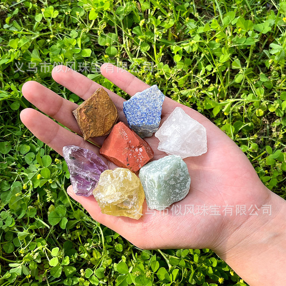 跨境2-3CM大颗粒7Chakra七彩石套装原石水晶矿标冥想桌面摆件未抛
