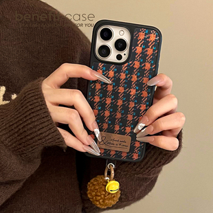 benefit秋冬复古格纹编织带铃铛毛球公仔17适用于iphone16promax苹果15PRO磁吸手机壳13新款 14套12创意防摔