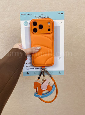 恬妤 高级感橙色羽绒服纹小马挂件适用于苹果17promax手机壳iphone15创意16pro简约12斜挎14pro挂绳17全包13