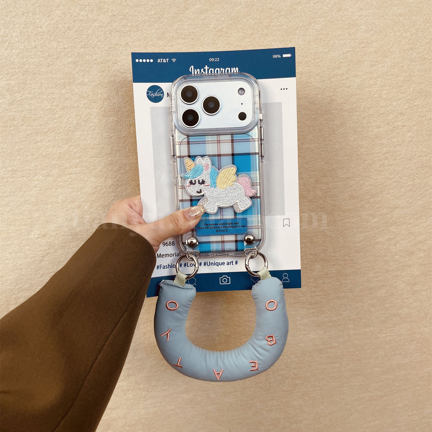 恬妤 清新小众蓝白格纹刺绣小马适用于苹果17promax手机壳iphone15pro甜美16字母挂绳14pro斜挎13可挂脖16pm