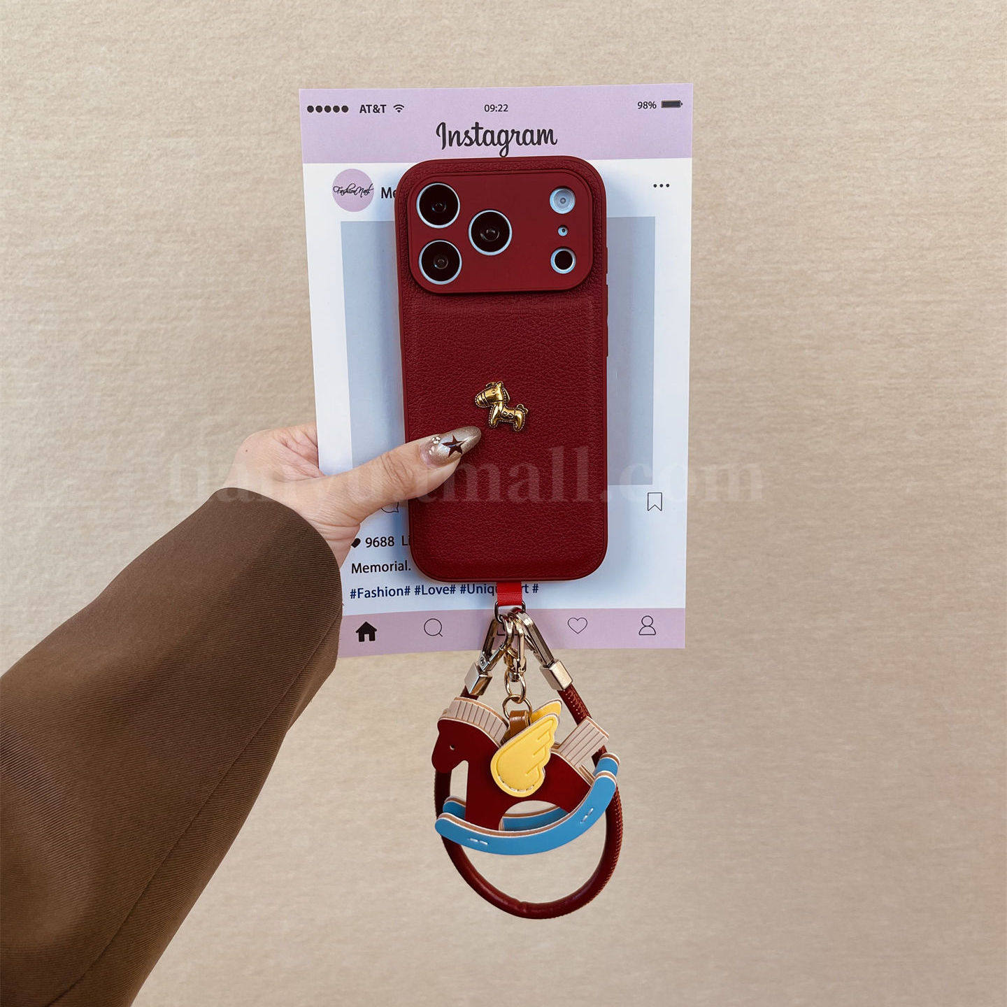 恬妤 新年酒红色立体小金马适用于iphone17promax手机