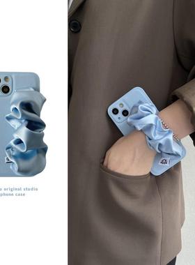 高级感丝滑绸布弹力腕带适用于苹果16promax手机壳iphone15pro蓝色12promx苹果13pro斜挎绳15唯美xsmax温柔11