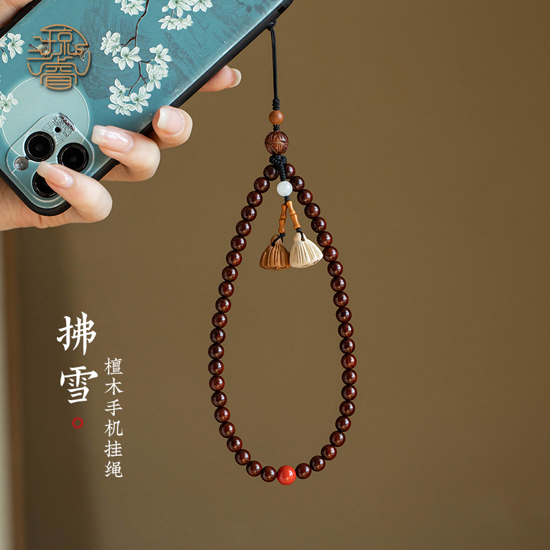 收藏了好多檀木系列的小挂饰