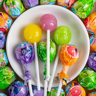 蜡笔小新棒棒糖网红爆款 喜糖糖果批发年货零食 水果汁维C独立包装