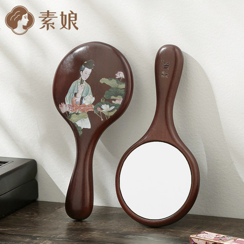 素娘手持化妆镜复古带图案