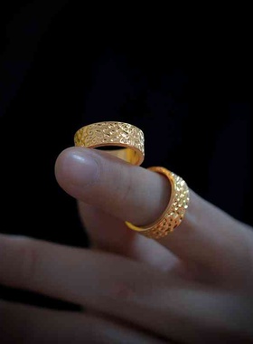 新款镀24金手工锤纹戒指 男女情侣款个性风锤纹凹凸素圈指环礼物